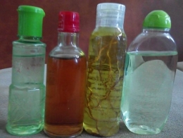 Beragam produk dari minyak atsiri (ki-ka): minyak kayu putih, minyak tawon, minyak avaloka, dan minyak telon (dokpri)