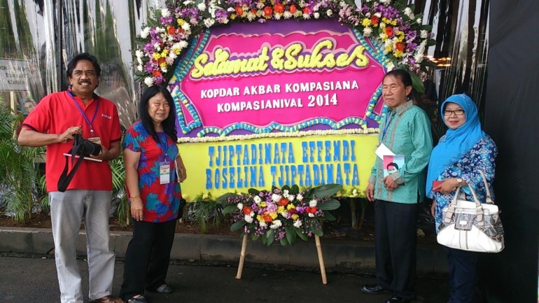 Foto Pak Tjiptadinata Effendi, Istri bersama para sahabat di ajang Kompasianival 2014 (kompasiana.com)