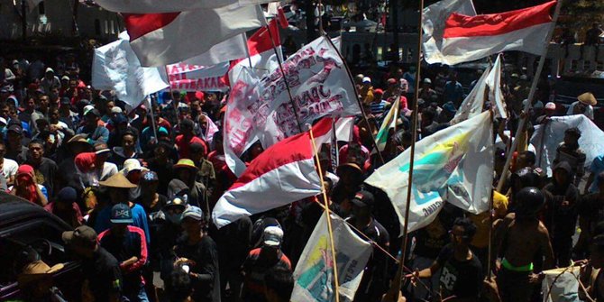 Ribuan petani tembakau di Temanggung Jawa Tengah berdemo Selasa 23/08/16 (foto; merdeka)