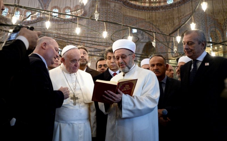 Paus Fransiskus Bertemu Imam Besar Blue Mosque di Turki (www.dailybeast.com)