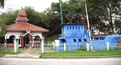 Masjid Perahi di Desa Cibarusah, Bekasi – Jawa Barat (Sumber: bujanglanang.blogspot.co.id)