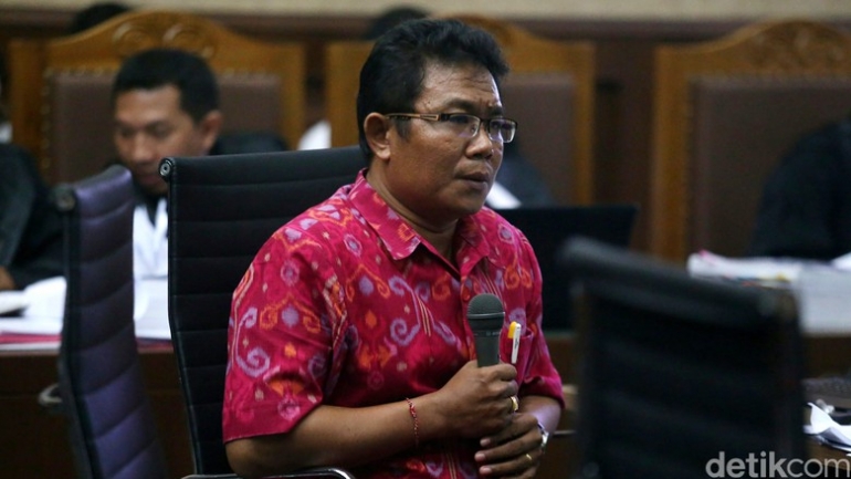 Ahli Toksikologi, Prof I Made Agus Gelgel Wirasuta dihadirkan jaksa dalam sidang yang digelar di Pengadilan Negeri Jakarta Pusat, Kamis (25/8/2016). Photo: detik.com)