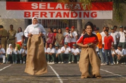 Tradisi 17 Agustusan, salah satunya lomba balap karung, sangat sesuai dijadikan salah satu obyek wisata sejarah (Sumber Ilustrasi 1 : http://dailywuz.com/featured/bukan-sekedar-hiburan-lomba-17-agustus-menyimpan-sejarah-bangsa-indonesia/)