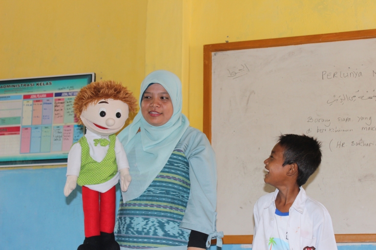Kak Ditha bersama bonek Si Yoyo memberi dongeng inspiratif pada Anak-anak Sekolah Satu Atap Pulau Tunda