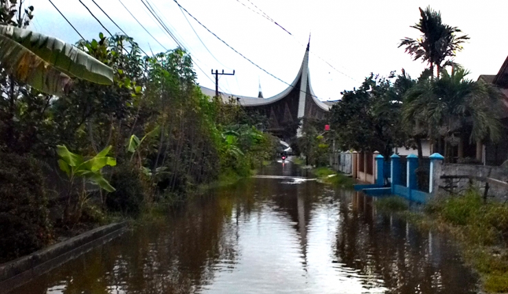 JALAN Aster di Kelurahan Flamboyan Baru, Padang Barat, digenangi banjir dengan latar belakang Masjid Raya Sumatra Barat yang megah dengan gonjongnya menjulang tinggi ke angkasa . Foto diambil Rabu (24/8/2016). (DOK. PRIBADI)