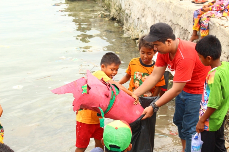 Anak-anak Sekolah Satu Atap Pulau Tunda Bersama Pemuda dalam Bersih Pantai dan Lingkungan