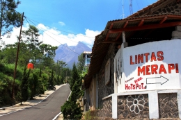 Radio Komunitas Lintas Merapi yang sangat dekat jaraknya dengan Gunung Merapi. (Foto: astralife.co.id)