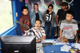 Sukiman (duduk) bersama anak-anak muda yang aktif mengelola Radio Komunitas Lintas Merapi FM. (Foto: astralife.co.id)
