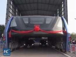 China menguji coba prototipe 'straddling bus' (Sumber: techinasia.com)