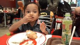 Adik Gaizan doyan makan ayam goreng nya KFC/foto pribadi