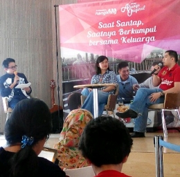  mba Ns. Rahayu Setiawati Damanik, kompasianer dan psikolog, dan Hendra Yuniarto, GM KFC Indonesia, yang menjadi narasumber dan Yosh Aditya sebagai moderator dan MC di nangkring bersama KFC 20/8