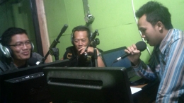 Radio Komunitas Kelud FM tengah melakukan talkshow bersama pejabat daerah setempat. (Foto: Radio Kelud FM)