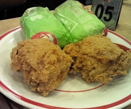 Jika habis bepergian dan merasa lapar, kami bersantai dulu di KFC Bandara (dokpri)