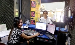Olivia dan Hendri Sukmana, staf Radio GE FM di Madiun yang juga menyiarkan sandiwara radio 'Asmara di Tengah Bencana'. (Foto: Dokpri. Hendri Sukmana)