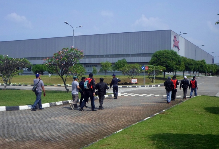 Rombongan #TVSJoyRide tiba di Pabrik TVS Motor Company Indonesia.