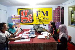 Radio GE FM Madiun dalam satu format siaran talkshow. (Foto: Dokpri. GE FM)