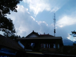 Tower antena radio milik Radio Komunitas Lintas Merapi FM yang hanya berjarak 4 km dari puncak Gunung Merapi. (Foto: Dokpri. Sukiman)