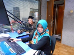 Kru siaran Radio Merapi Indah FM yang berlokasi di Muntilan. (Foto: merapiindahfm.com)