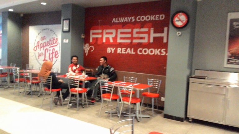 Potret kebersamaan makan bareng di KFC/foto pribadi