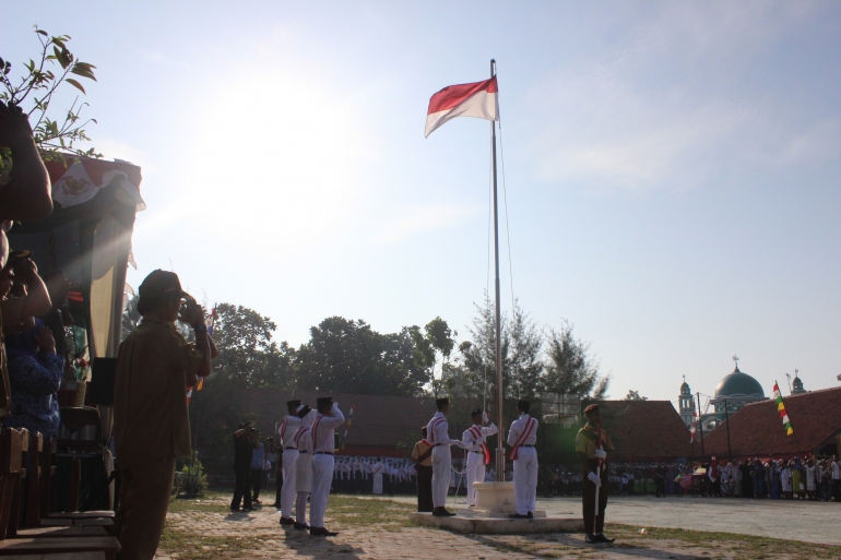 Pengibaran Bendera Merah Putih pada tanggal 17 Agustus 2016 di Sekolah Satu Atap Pulau Tunda, Banten