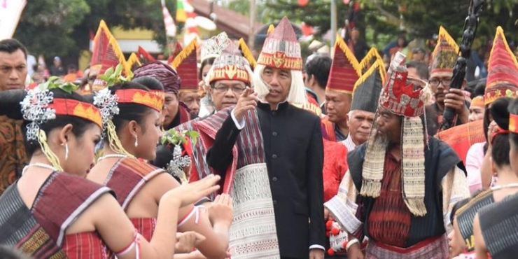 Presiden Jokowi membuka acara Karnaval Kemerdekaan Pesona Danau Toba di Balige, Kabupaten Toba Samosir, Sumatera Utara, Minggu, 21 Agustus 2016, denganmengenakan busana adat Batak (Sekretariat Negara)