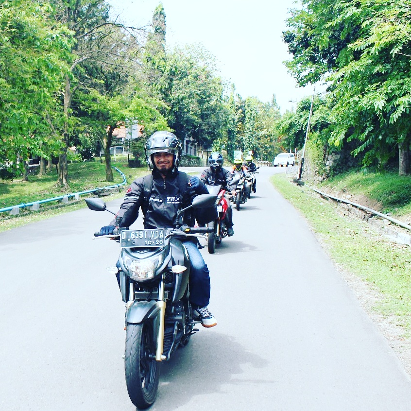 Di jalanan menuju Waduk Jatiluhur (Photo: Radja)