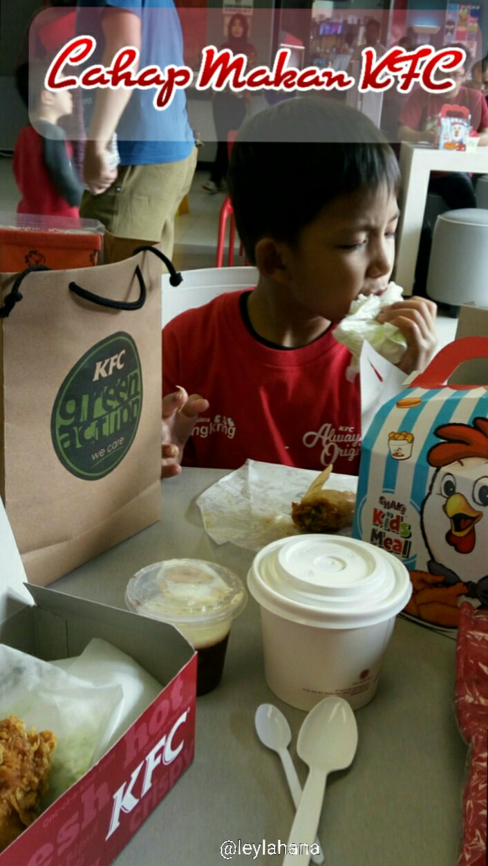 Lahap makan KFC 