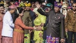 Saat menghadiri pembukaan pawai Pesta Kesenian Bali ke-38 tahun 2016 di Renon, Bali, Jokowi dan Ibu Iriana mengenakan Udeng dan sarung khas adat Bali (sumber: Tempo.co)