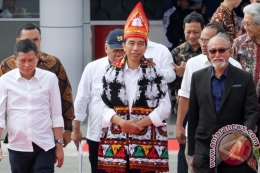 Maret 2016, Jokowi mengenakan Kerawang, pakaian adat Suku Gayo, Aceh , 