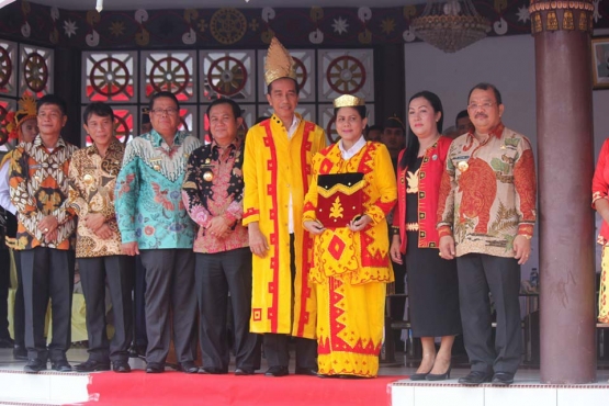 Agustus 2016, saat mekakukan kunjungan di Kepulauan Nias, Sumatera Utara, untuk melihat potensi daerah tersebut. Jokowi dan Ibu mengenakan busana adat Nias: Pakaian Baru Oholu dan Õröba Si’öli (sumber: sumutpos.co)