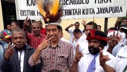 Hiasan kepala khas Papua, dari kulit rusa dan burung Cenderawasih, Juni 2014, saat kampanye pilpres 2014 di Sentani, Jayapura (sumber: Tempo.co)