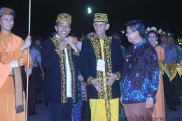 Desember 2014: Jokowi mengenakan baju adat Ulun Khas Tana Tidung saat berkunjung ke Tidung, Kalimantan Utara (sumber: Tribunnews.com)
