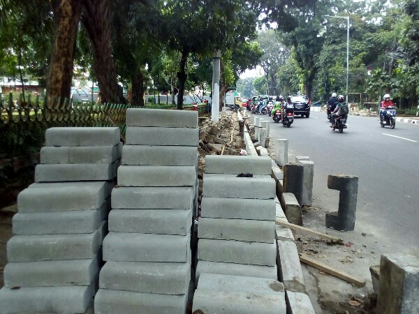 Proyek pembenahan Pedestrian disepanjang ruas jalan di Jatipadang, Jakarta Selatan (Foto 27/8/2016, Koleksi Pribadi)