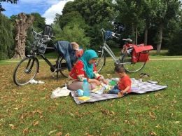 Makan bersama sambil piknik bersama istri dan anak.