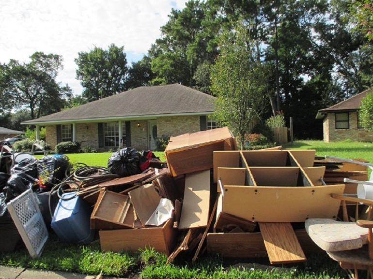 Perabot yang terendam ditumpuk di depan rumah tetangga di ujung jalan (sumber foto: dokumen pribadi