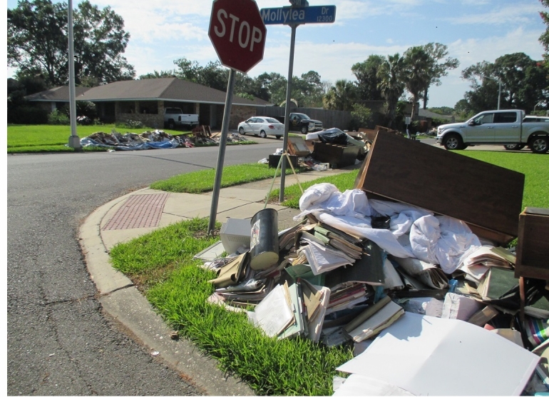 Sampah sampai ke sudut jalan (sumber foto: Dokumen pribadi)