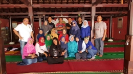 Alumni SMP 95 di aula Masjid Merah Panjunan / Foto oleh Aris Heru Utomo