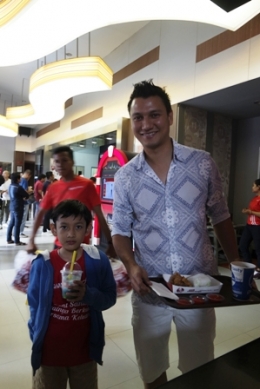 Lazua bertemu dengan Christian Sugiono, ia mengantar anaknya ke acara ulang tahun di KFC Kemang