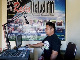 Suprapto pendiri Radio Kelud FM di studio siaran yang juga mengudarakan Sandiwara Radio ADB. (Foto: Dokpri. Suprapto)