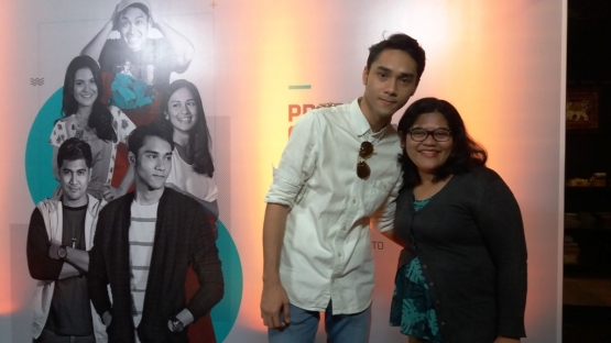 Pemeran Boy/Ahmad Megantara dalam "Catatan Si Boy : The Series" di NET TV berfoto bersama salah seorang penngemarnya yang juga seorang buzzer Twitter, Mbak Fitta/@dNta05 (Dokumen Khairunisa Maslichul)