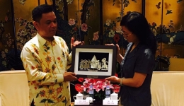 Ace Hasan Syadeli memberikan cinderamata kepada Yang Jing (foto: koleksi pribadi)
