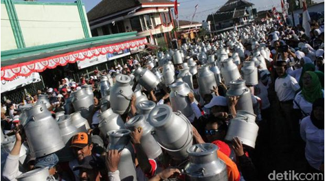 Suasana festival nyunggi kaleng susu oleh ribuan peternak sapi perah Nongkojajar, sumber: detik.com