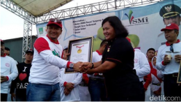 Penyerahan penghargaan MURI kepada Bupati Pasuruan dalam festival Nongkojajar, sumber: detik.com