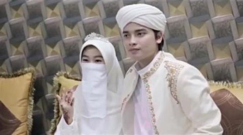 Nikah dini yang dilakukan oleh putra ustat Arifin Ilham, Muhammad Alvin yang menikah di usia 17 tahun dengan seorang wanita yang berusia 2 tahun lebih tua yang bernama Larissa (www.huntnews.id).