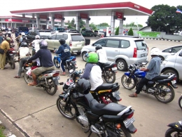 Antrian kendaraan mengisi bahan bakar di SPBU. (Foto: metrosulawesi.com)