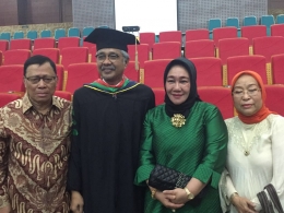 Gubernur Sultra Nur Alam seusai pengukuhan gelar Doktor di bidang Ekonomi dengan predikat Cum Laude, IPK 3,90 dari Universitas Negeri Jakarta, 25 Agustus 2016 (sumberrakyatsultra.fajar.co.id)