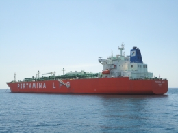 Tanker Pertamina yang bermuatan LPG di lepas pantai Situbondo. (Foto: Gapey Sandy)