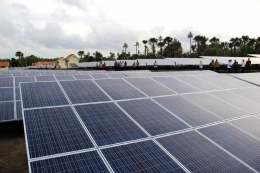 Panel listrik tenaga surya untuk PLTS yang diresmikan Joko Widodo di Desa Oelpuah, Kupang, NTT, pada akhir 27 Desember 2015. (Foto: Gapey Sandy)