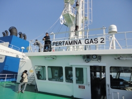 Penulis ketika berada di atas anjungan tanker Pertamina Gas 2. (Foto: Gapey Sandy)