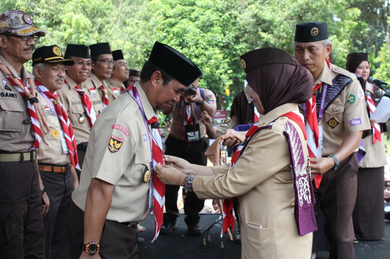 Kak Andi Fachry Makassau, Wakil Kepala Pusat Pendidikan dan Pelatihan Gerakan Pramuka tingkat Nasional menerima pengalungan manik kayu. (Foto: ISJ)